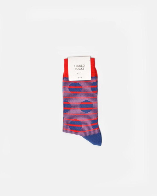 Rot gestreifte Socken mit blauen Punkten