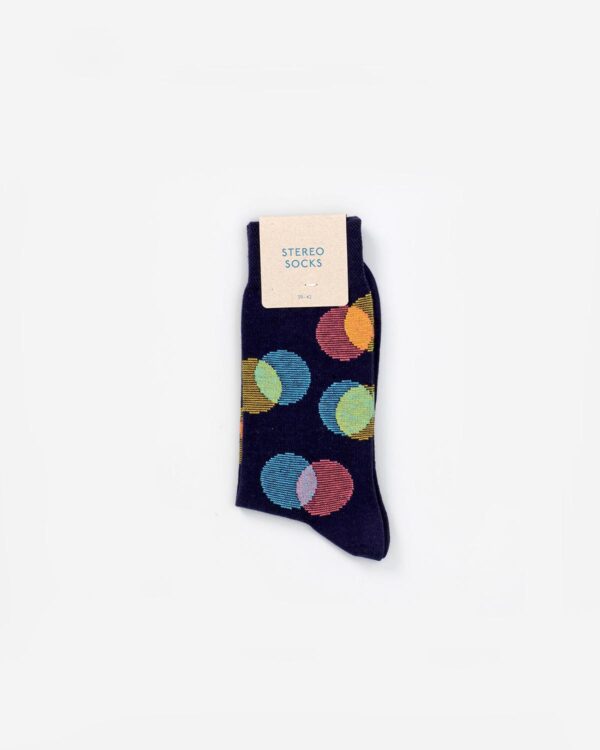 Dunkle Socken mit farbigen Punkten in Verpackung