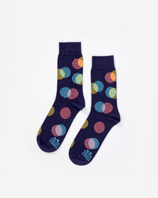 Socken in Dunkelblau mit sich überlappenden farbigen Kreisen