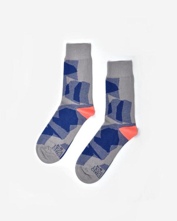 Graue Socken mit grafischem blauen Muster und Ferse in Kontrastfarbe