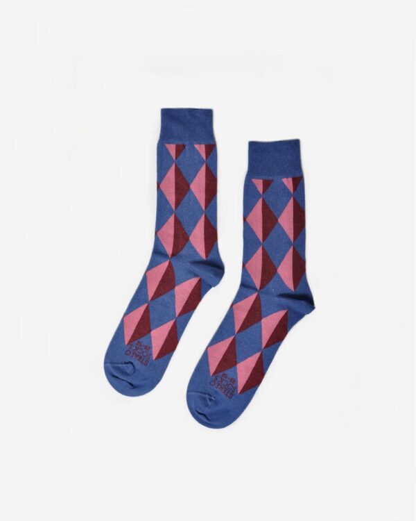 Blaue Socken mit Rautenmuster in Blau und Rosa inspiriert von Picasso
